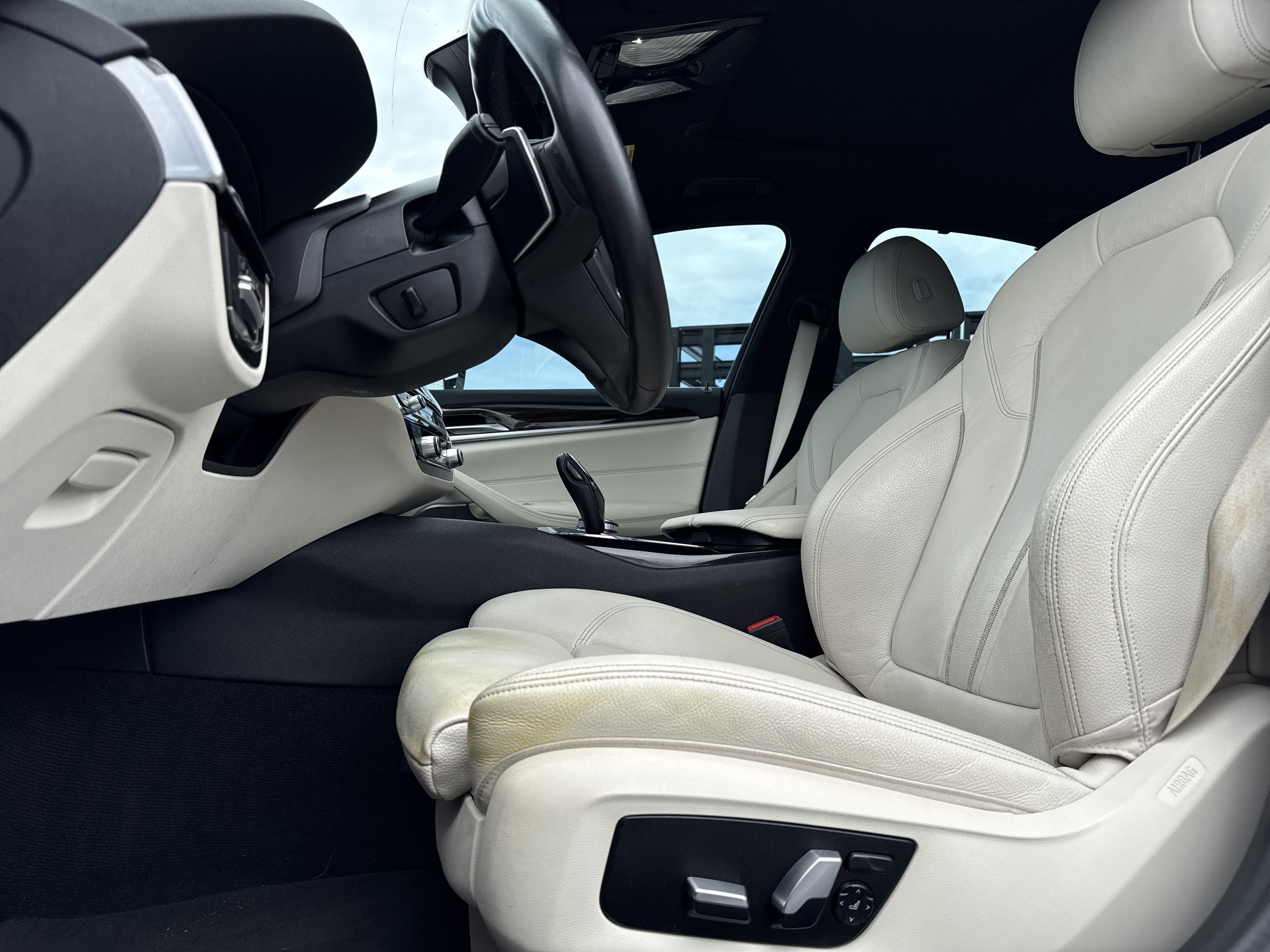 Used 2021 BMW 530i w/ Premium Package RWD image 16