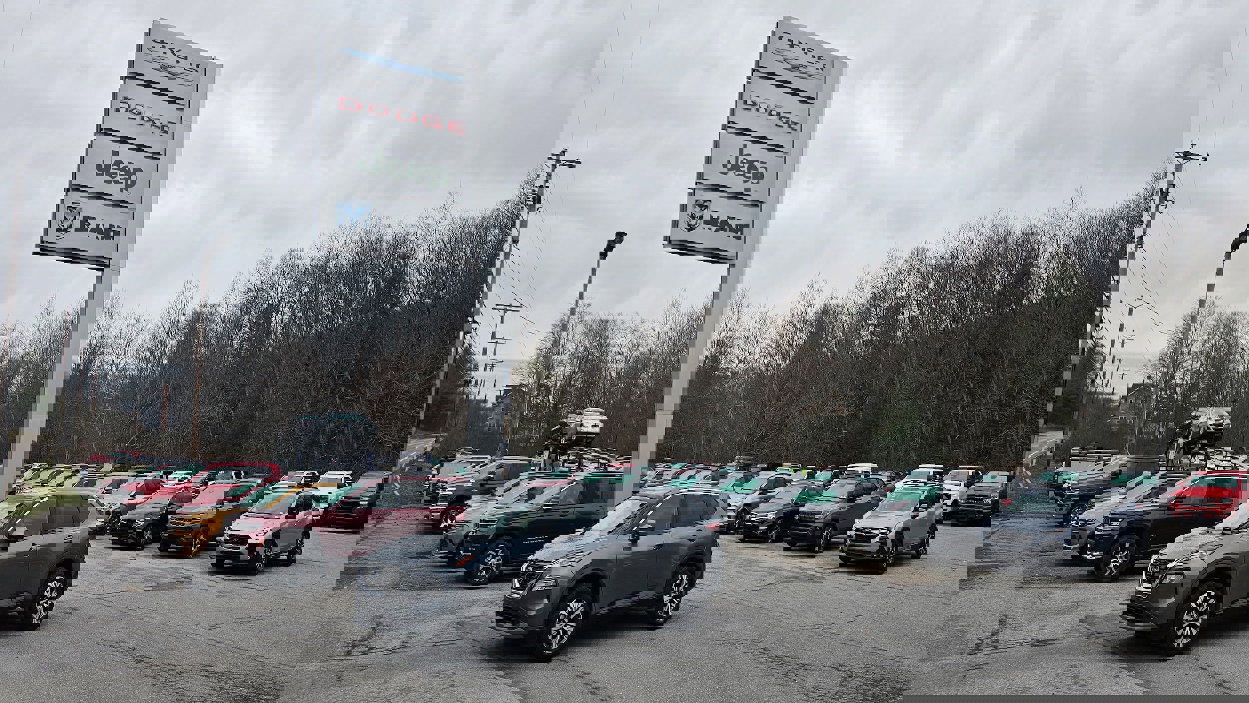 Used 2023 Nissan Rogue SV image 1