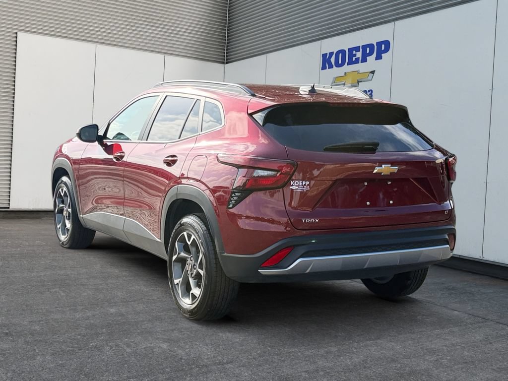 Used 2025 Chevrolet Trax LT FWD image 3