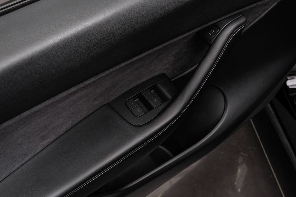 Used 2021 Tesla Model Y Long Range AWD/4WD image 44