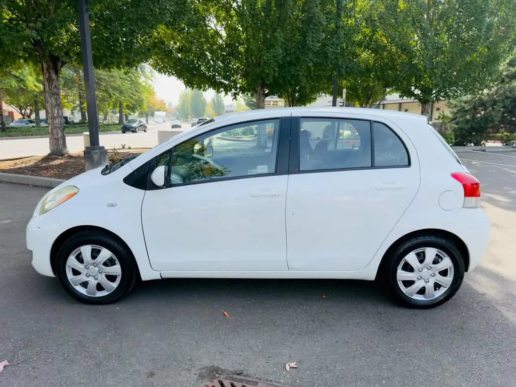 Used 2010 Toyota Yaris 4-Door Hatchback FWD image 2