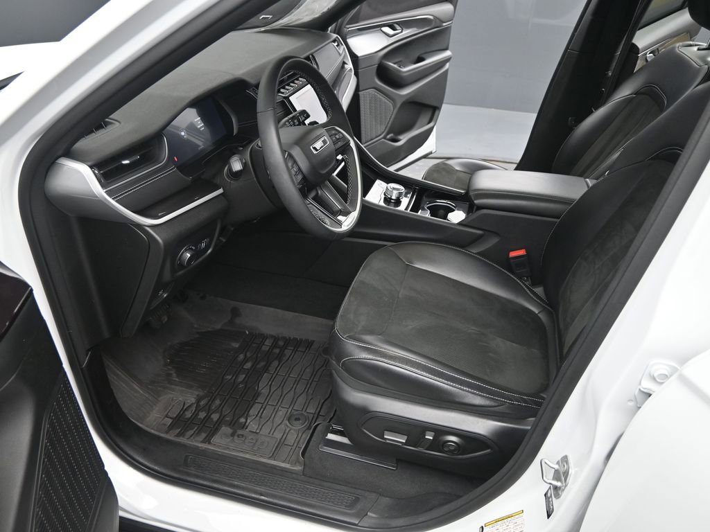 Used 2023 Jeep Grand Cherokee L Altitude image 9