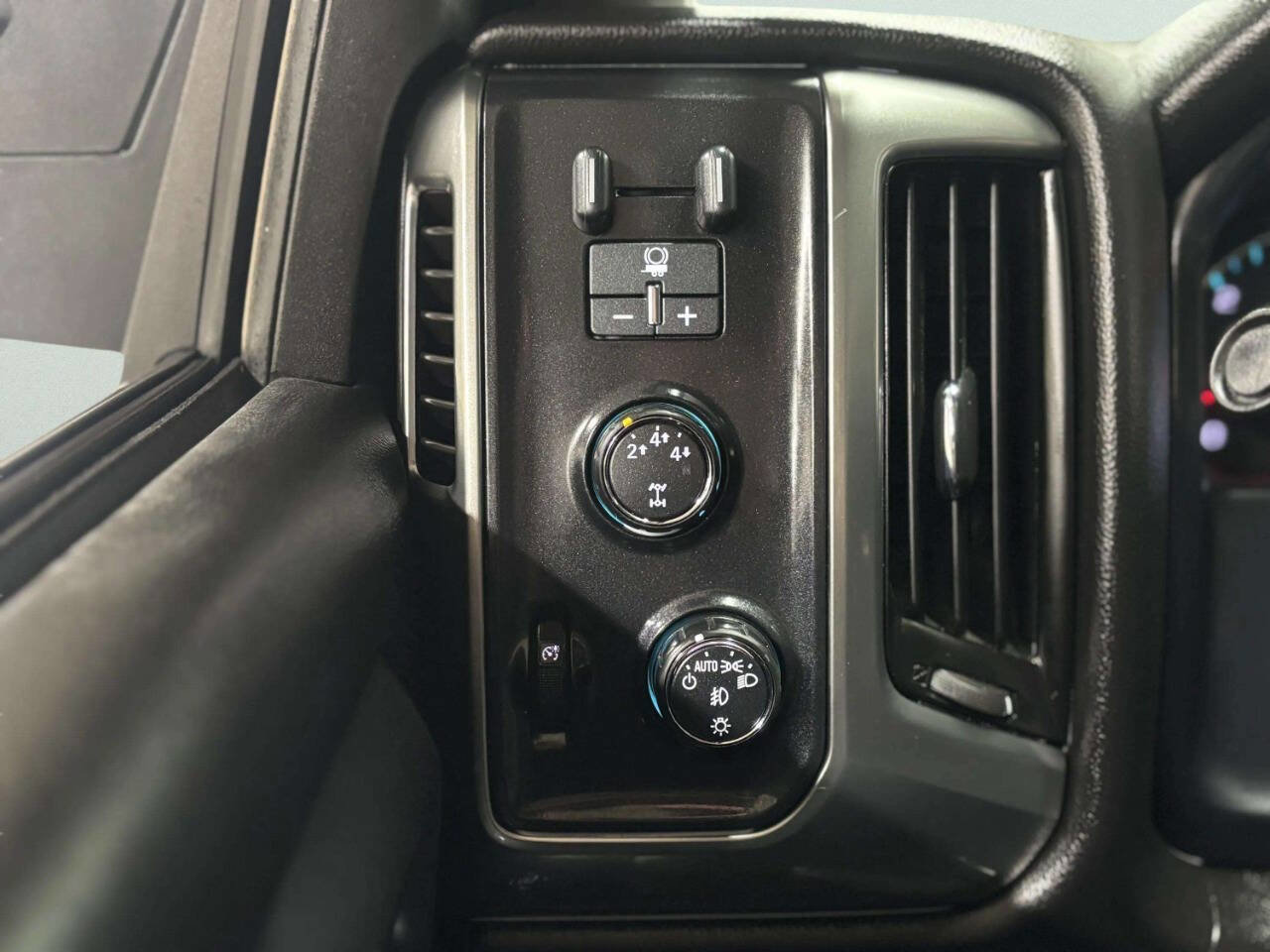 Used 2015 Chevrolet Silverado 2500 LT w/ LT Convenience Package AWD/4WD image 33