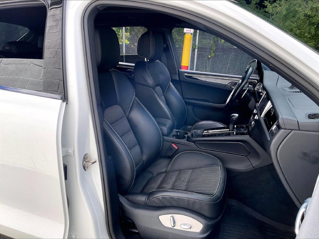 Certified 2023 Porsche Macan Turbo AWD/4WD image 12