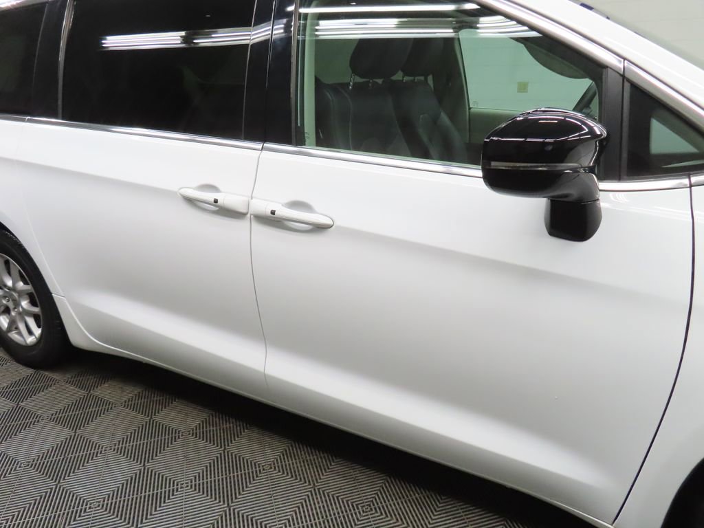 Used 2024 Chrysler Pacifica Touring-L FWD image 30