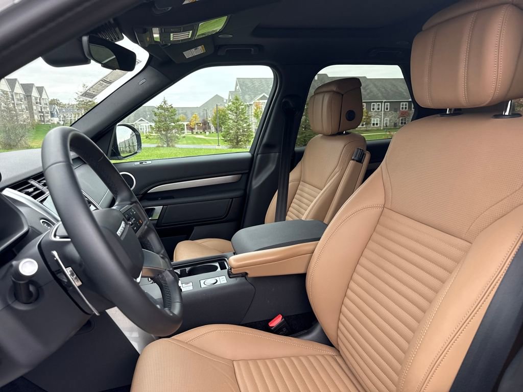 Used 2025 Land Rover Discovery Dynamic SE image 13