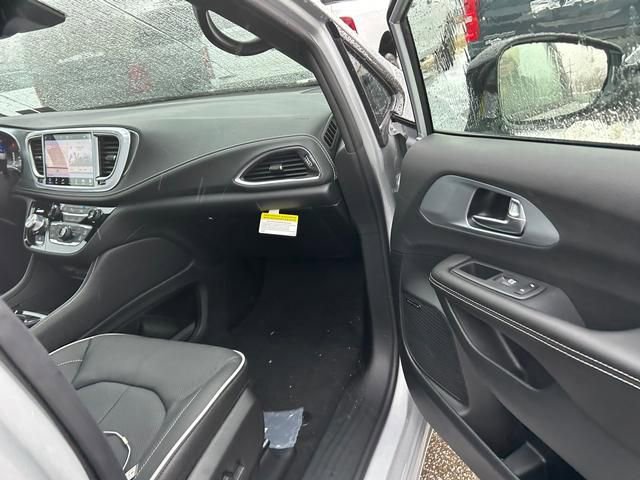 New 2026 Chrysler Pacifica Limited w/ Uconnect Theater Family Group image 29
