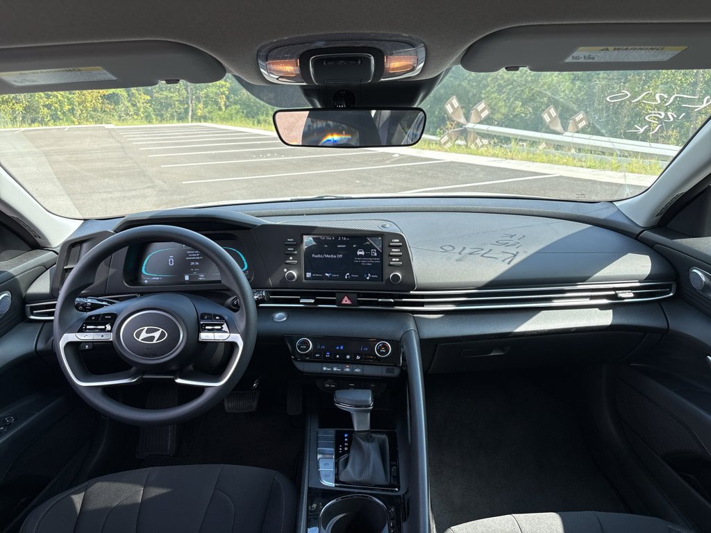 Used 2025 Hyundai Elantra Hybrid FWD image 16