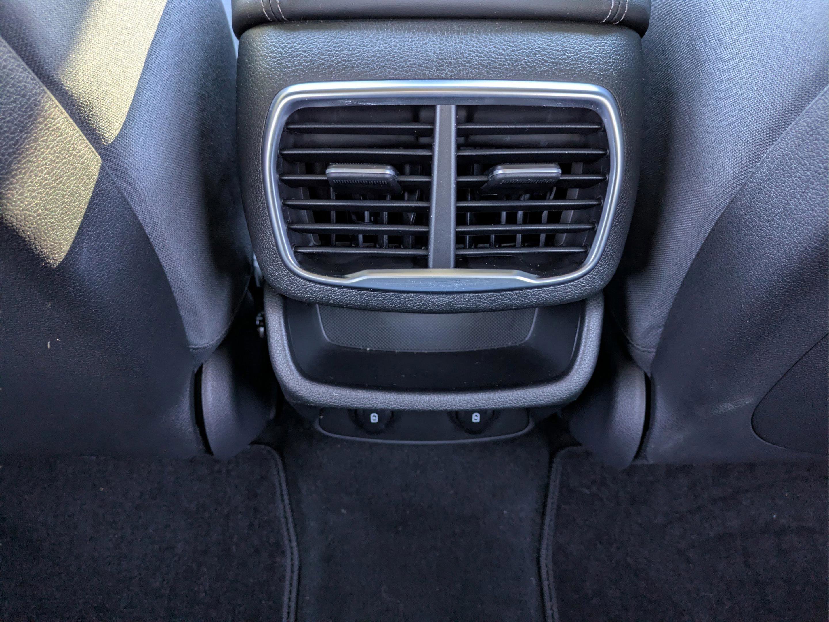 Used 2019 Hyundai Santa Fe SE image 11