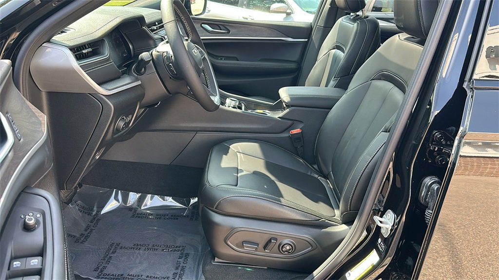 New 2025 Jeep Grand Cherokee Limited w/ Black Appearance Package image 13