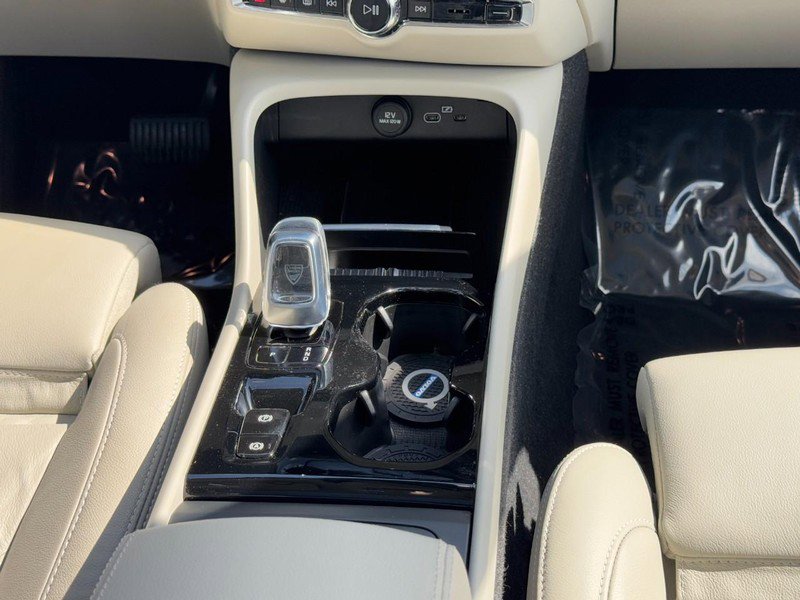 Certified 2023 Volvo XC40 B5 Ultimate w/ Protection Package Premier image 15