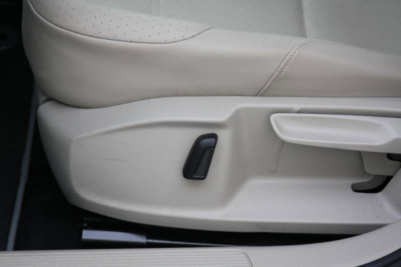 Used 2015 Volkswagen Golf S image 26