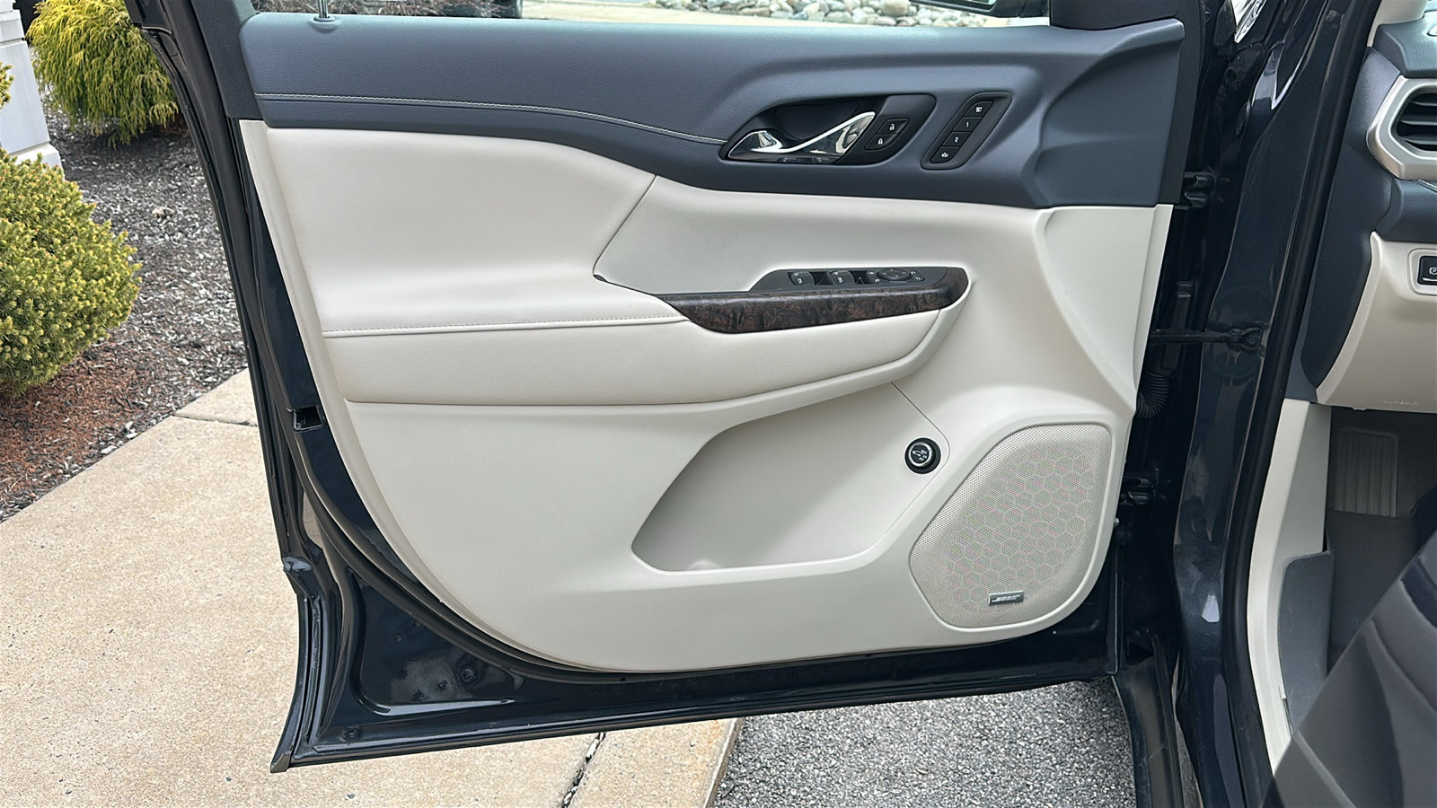 Used 2021 GMC Acadia Denali w/ Denali Ultimate Package image 15