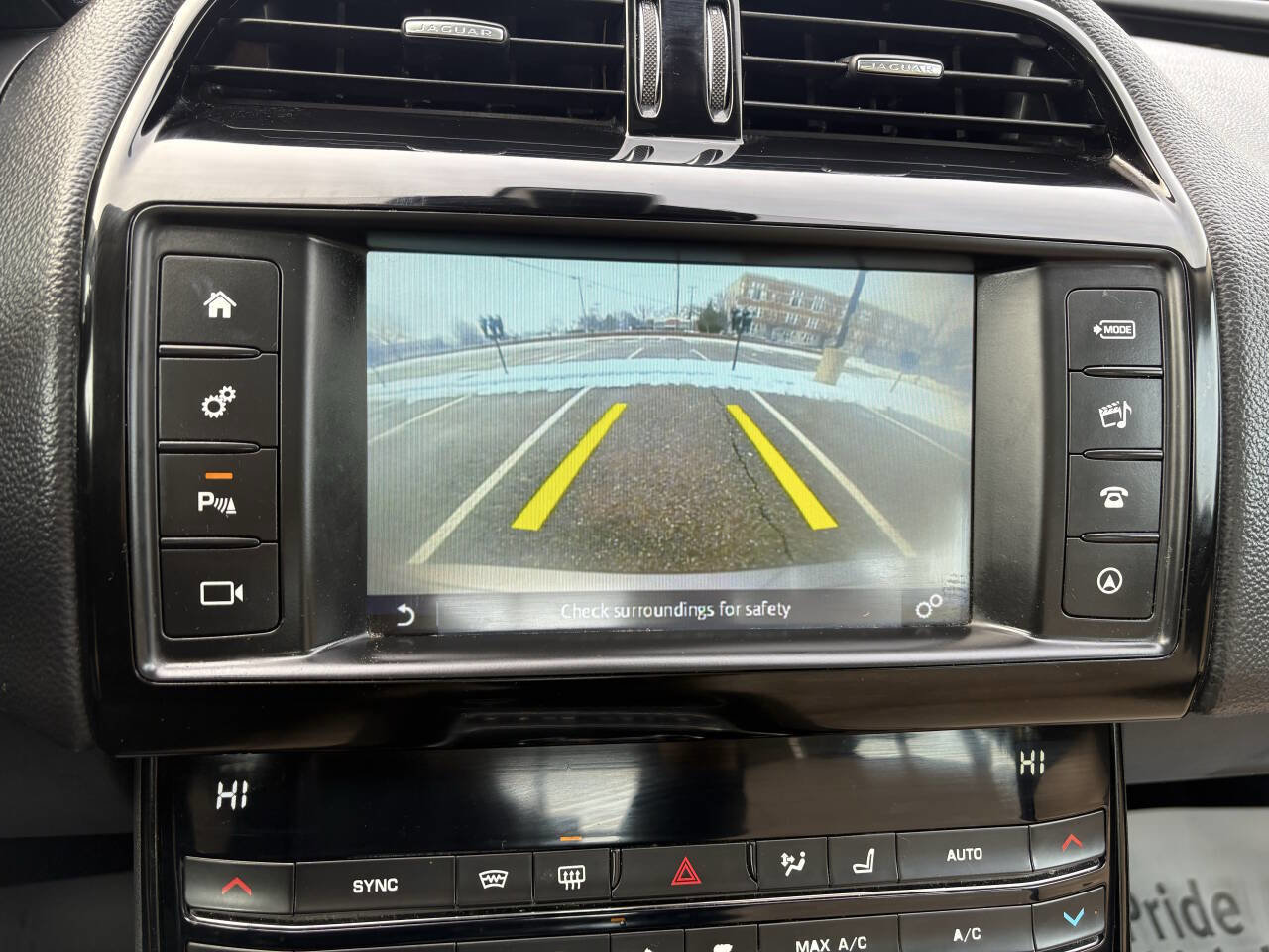 Used 2017 Jaguar XE Premium image 39