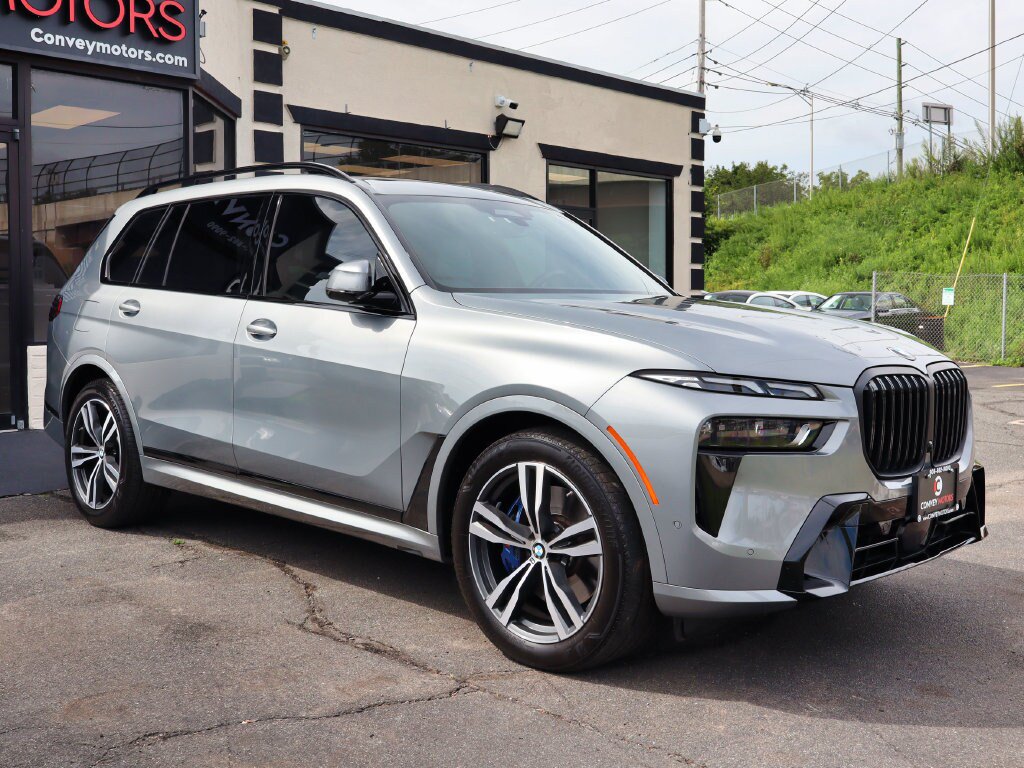 Used 2025 BMW X7 xDrive40i w/ M Sport Package AWD/4WD image 4