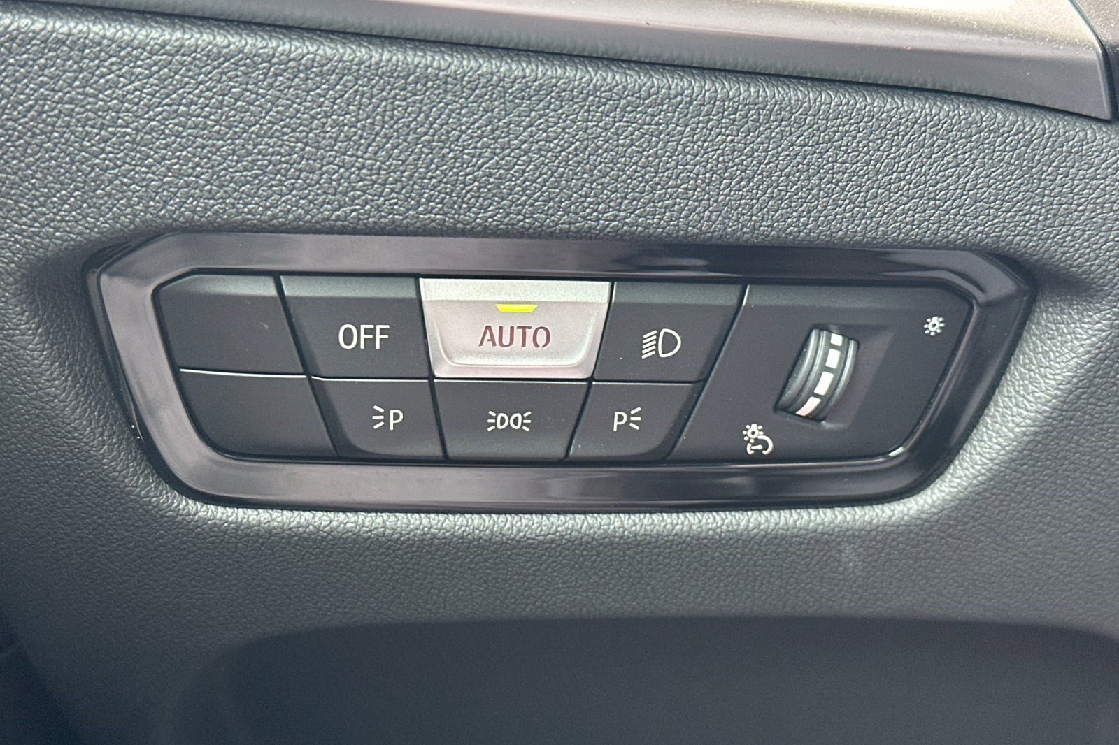 Used 2025 BMW 330i Sedan w/ Premium Package image 36