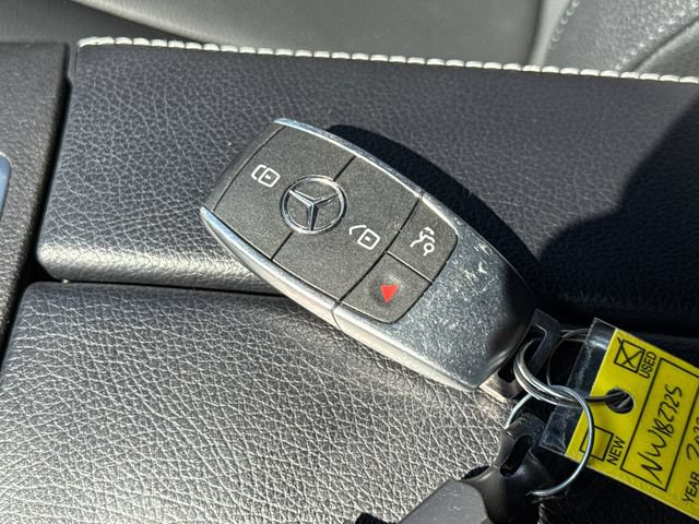 Used 2022 Mercedes-Benz GLB 250 4MATIC w/ Premium Package Lite image 11
