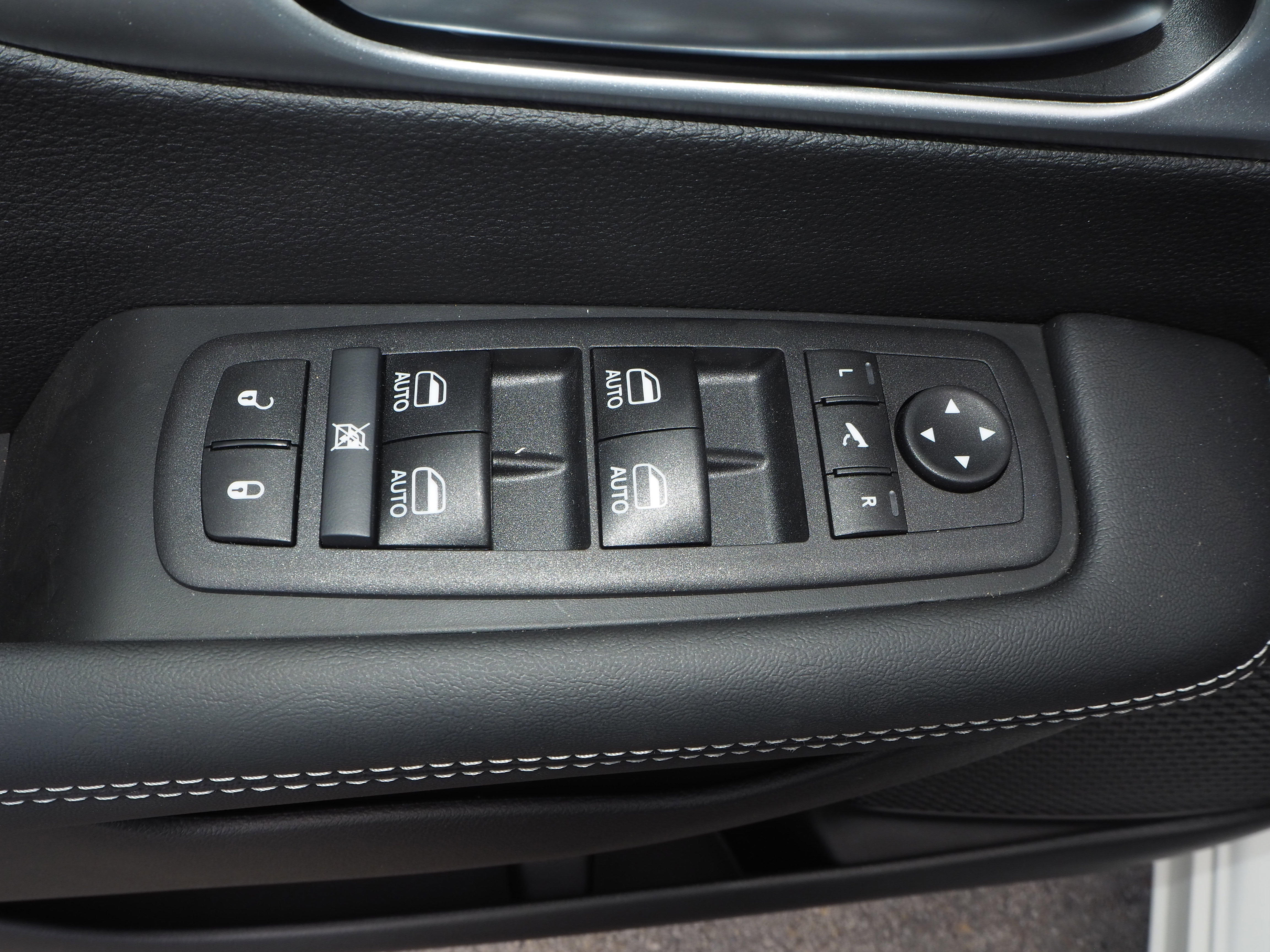 New 2026 Chrysler Pacifica Limited w/ Uconnect Theater Family Group FWD image 30