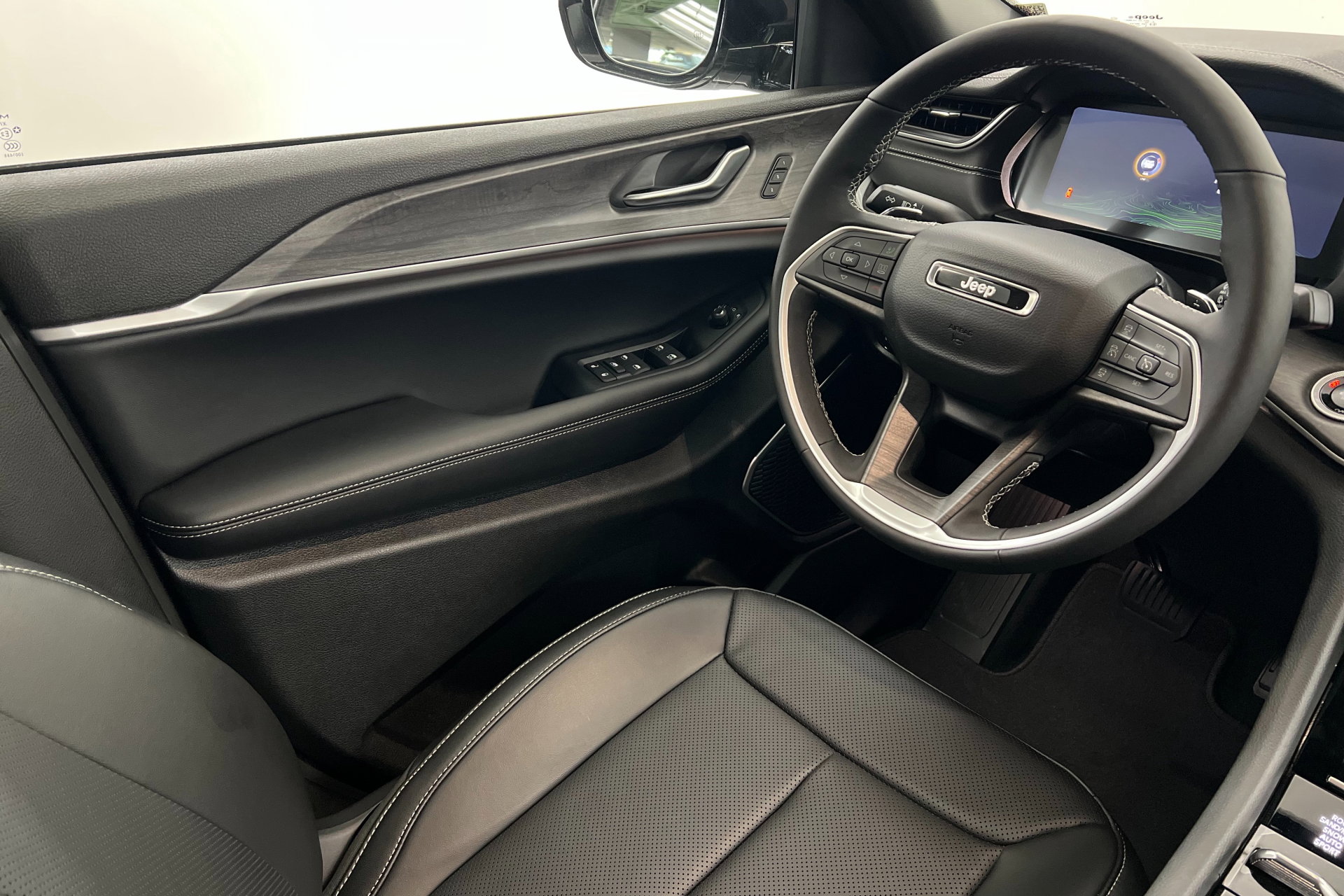 New 2024 Jeep Grand Cherokee Limited 4xe w/ Luxury Tech Group II image 11