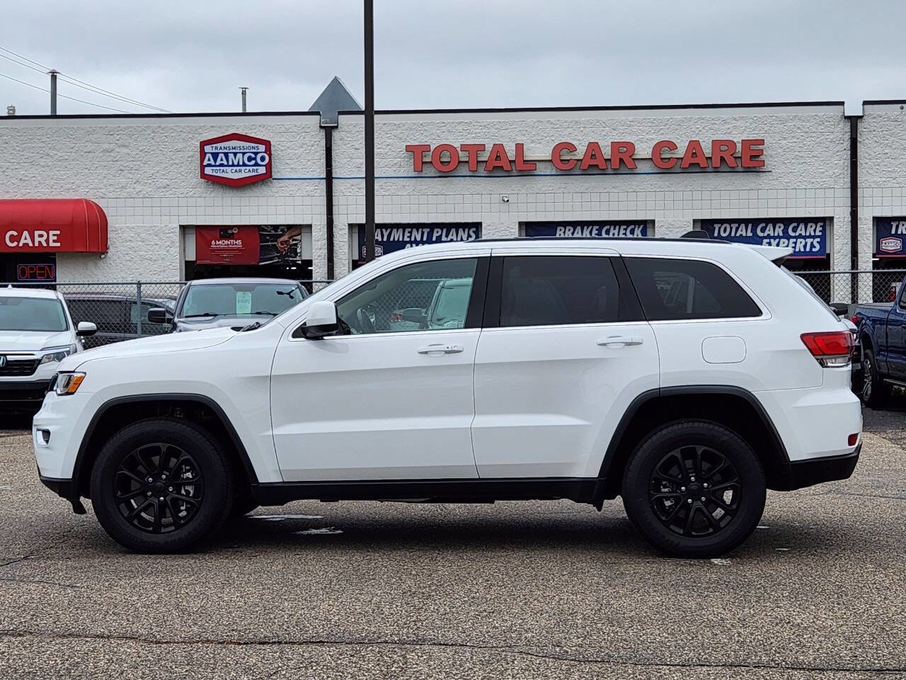 Used 2022 Jeep Grand Cherokee Laredo E image 2