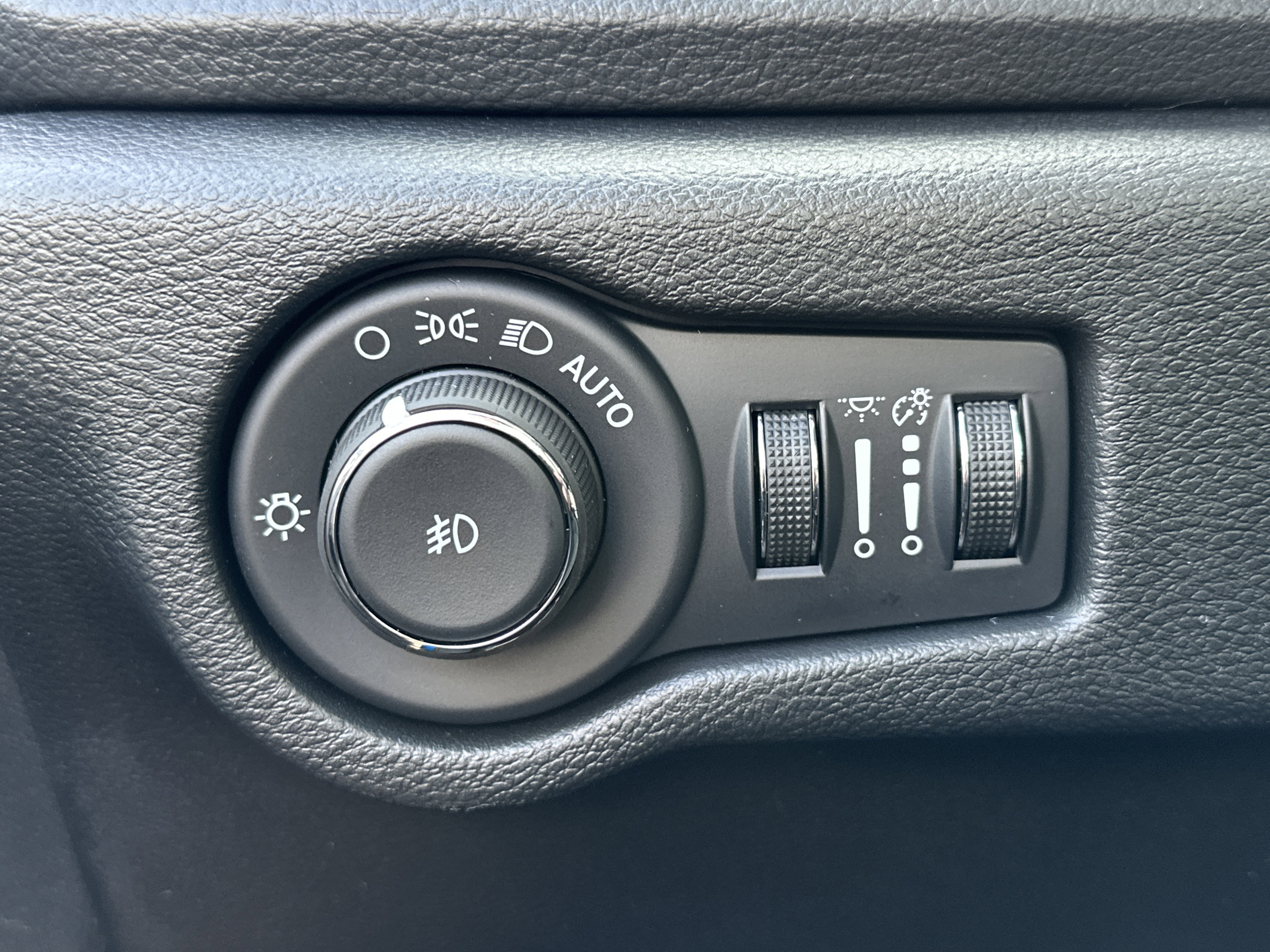 New 2026 Chrysler Pacifica Limited w/ Uconnect Theater Family Group image 9