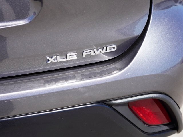 Used 2024 Toyota Highlander XLE AWD/4WD image 12