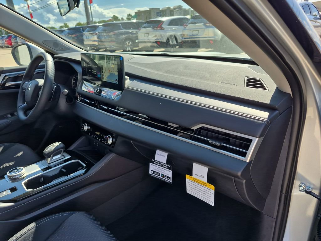 Used 2025 Mitsubishi Outlander ES image 22