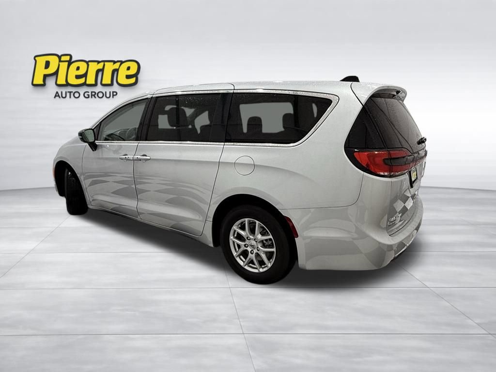 Used 2024 Chrysler Pacifica Touring-L video 2