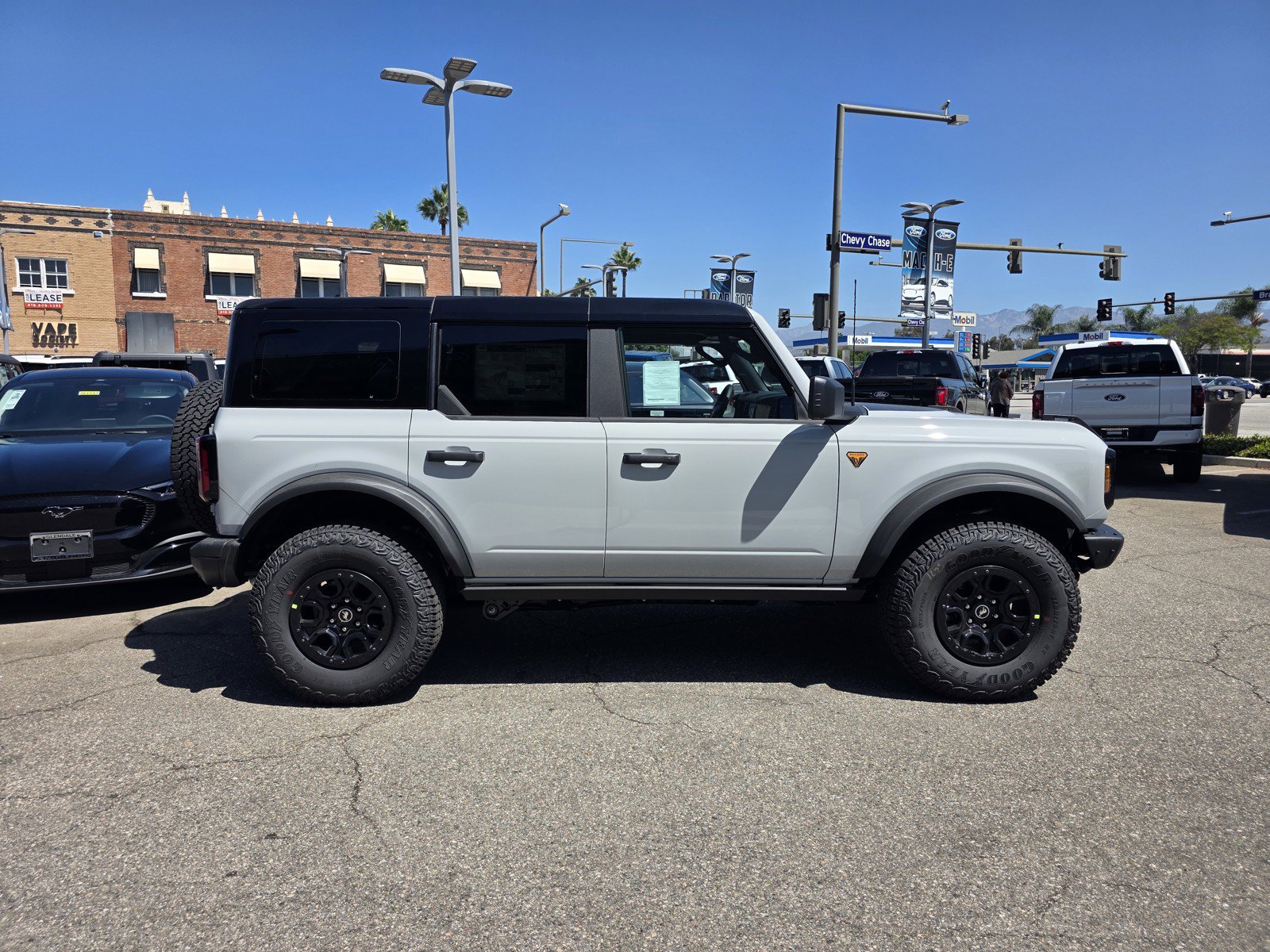 New 2026 Ford Bronco Badlands w/ Wildtrak Package AWD/4WD image 3