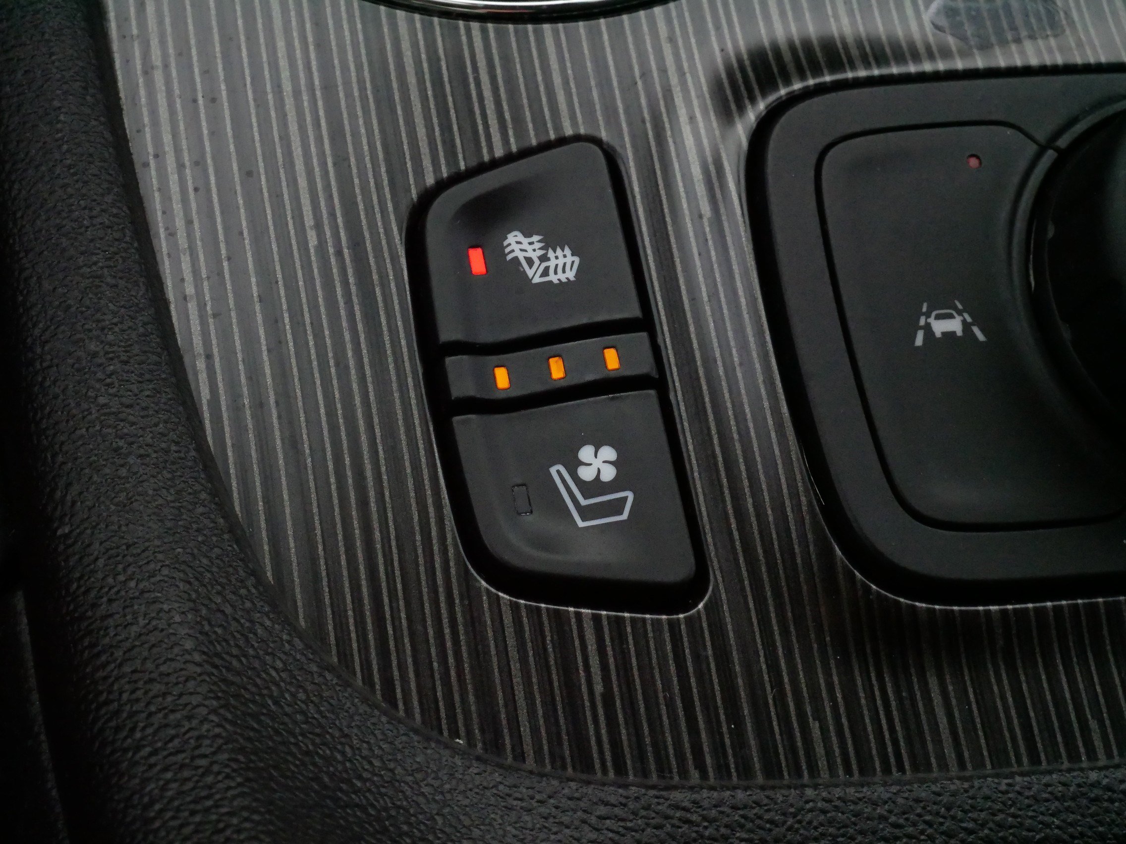 Used 2023 GMC Acadia SLT w/ Elevation Edition image 32