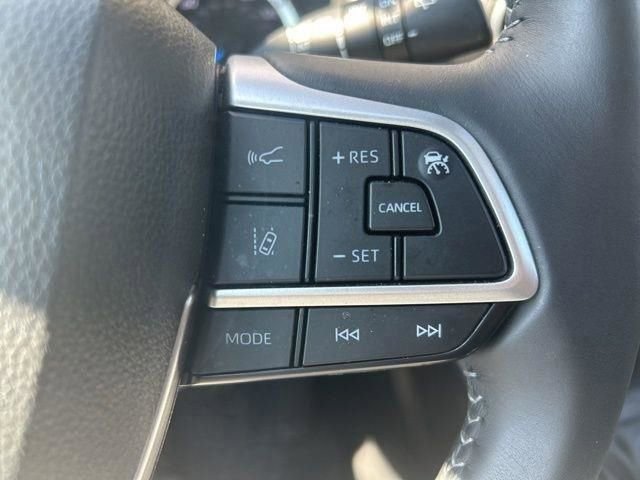 Used 2025 Toyota Highlander XLE image 35