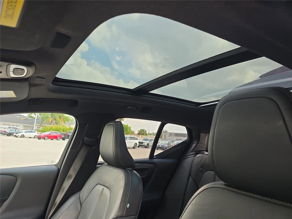 Used 2019 Volvo XC40 T5 Momentum image 26