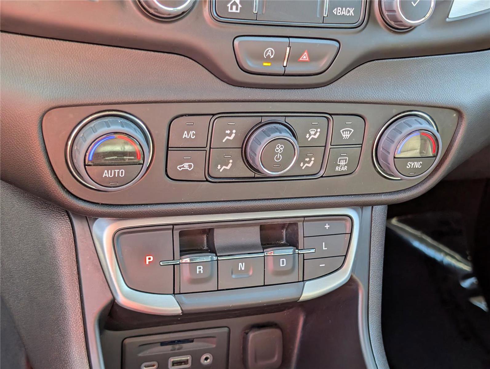 Used 2023 GMC Terrain SLT image 27