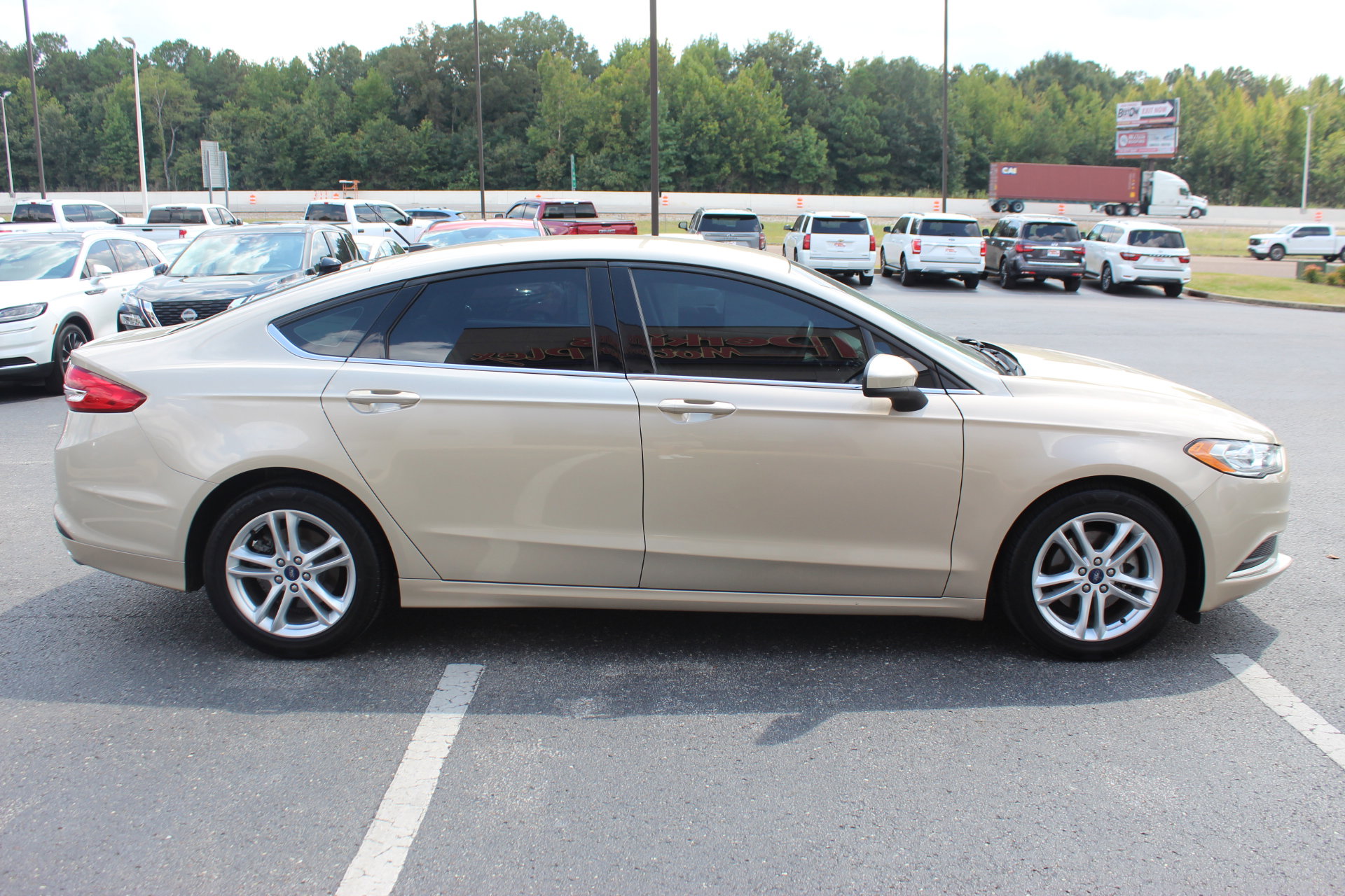 Used 2018 Ford Fusion SE w/ Fusion SE Technology Package image 5