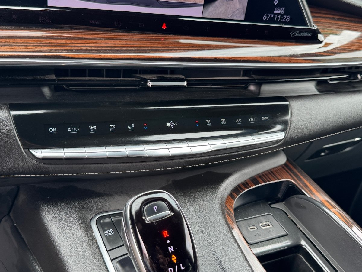 Used 2022 Cadillac Escalade Luxury AWD/4WD image 31