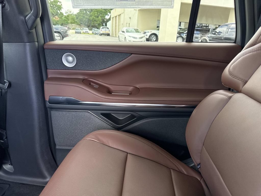 New 2026 Lincoln Navigator L Reserve AWD/4WD image 16