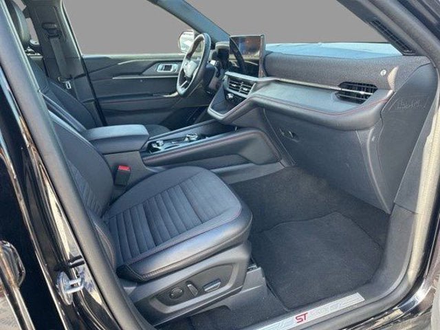Used 2025 Ford Explorer ST-Line w/ ST-Line Street Pack AWD/4WD image 11