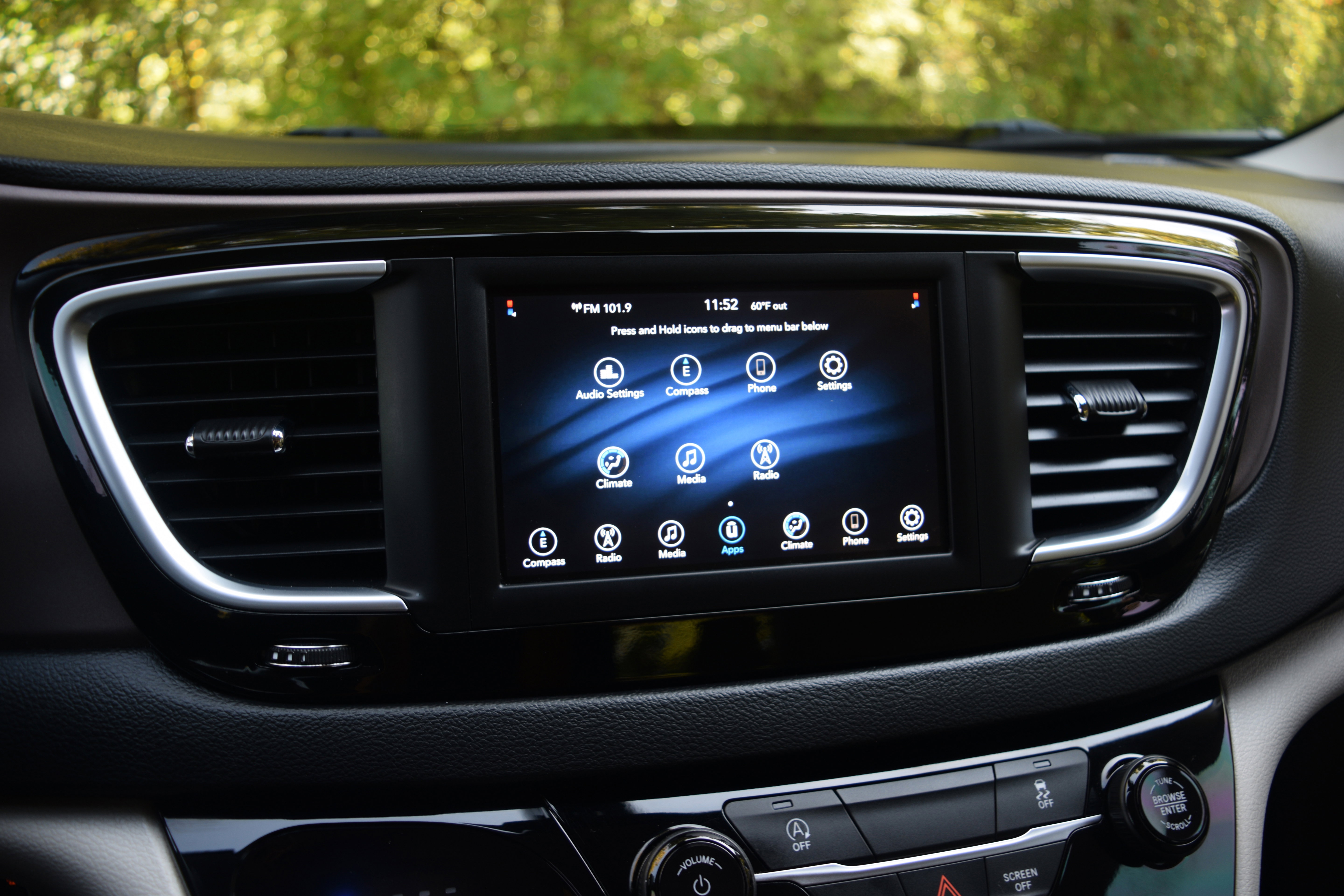 Used 2021 Chrysler Voyager Lxi image 9