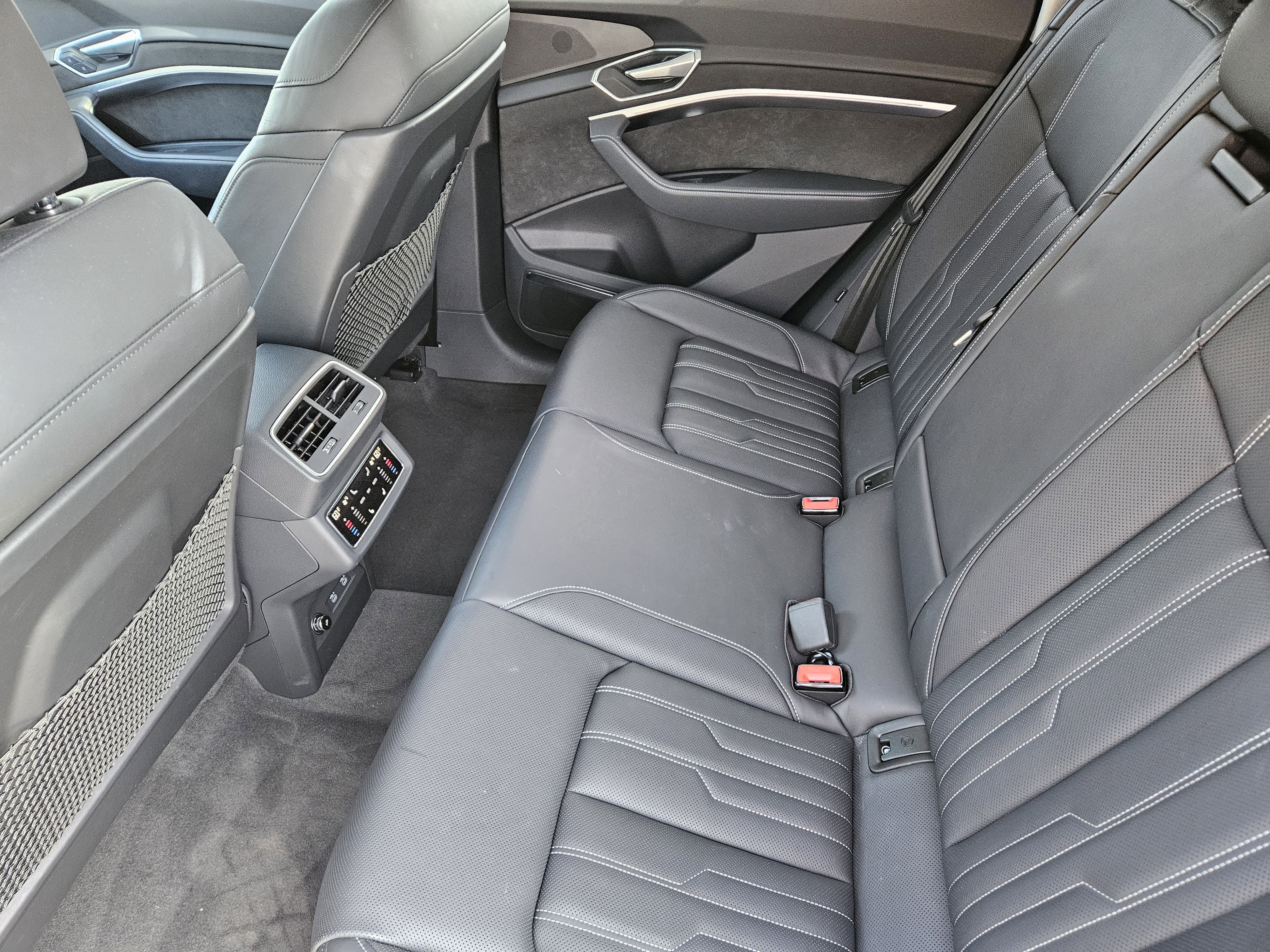 Used 2021 Audi e-tron Prestige w/ Prestige Package image 31