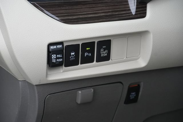Used 2015 Toyota Sienna XLE w/ XLE Navigation Package FWD image 27