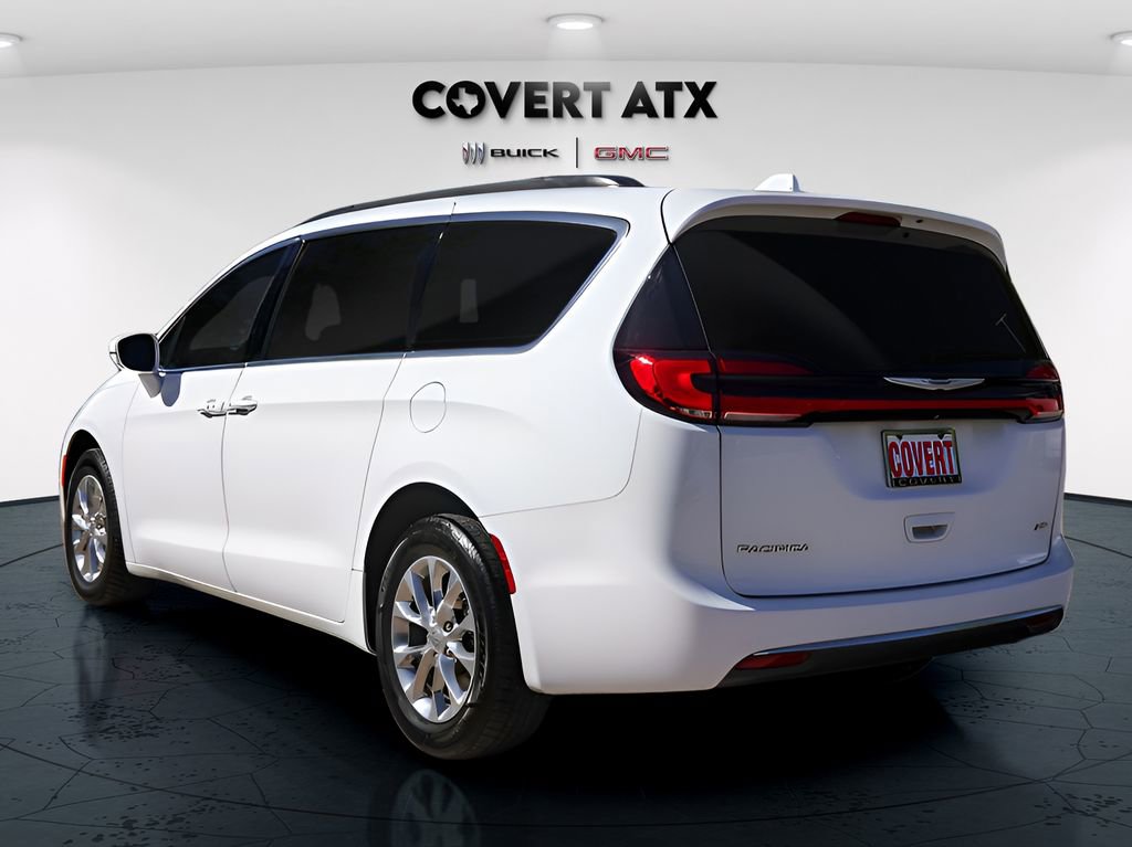 Used 2022 Chrysler Pacifica Touring-L image 6