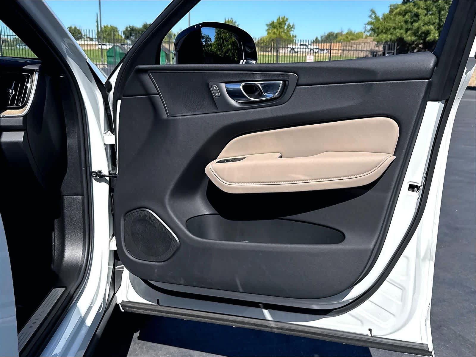 Used 2026 Volvo XC60 B5 Plus w/ Climate Package PRO AWD/4WD image 27