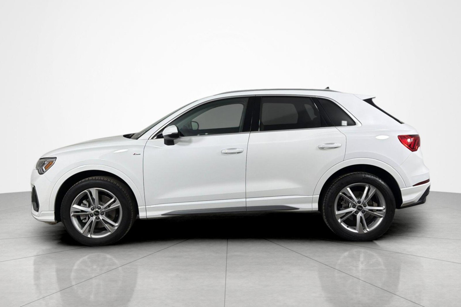 Used 2023 Audi Q3 2.0T Premium w/ Convenience Package AWD/4WD image 2