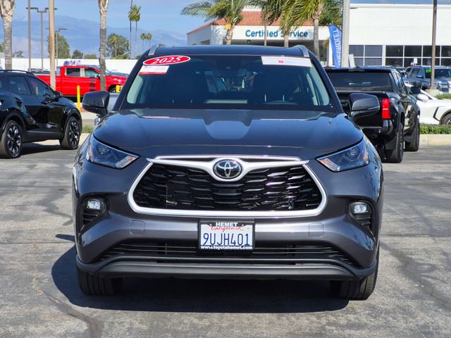 Used 2025 Toyota Highlander XLE FWD image 2
