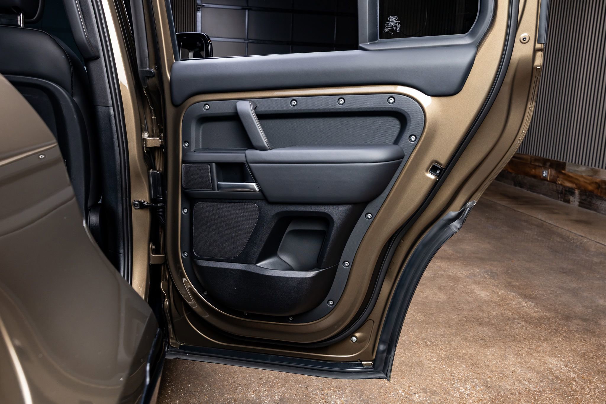 Used 2025 Land Rover Defender 110 X-Dynamic SE image 37