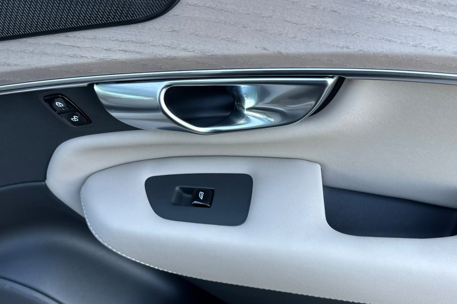 Certified 2026 Volvo XC90 T8 Plus w/ Protection Package Premier image 20