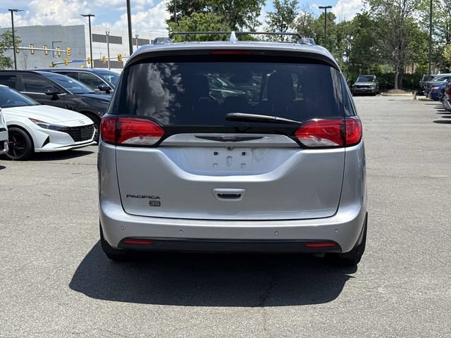 Used 2020 Chrysler Pacifica Touring-L FWD image 3