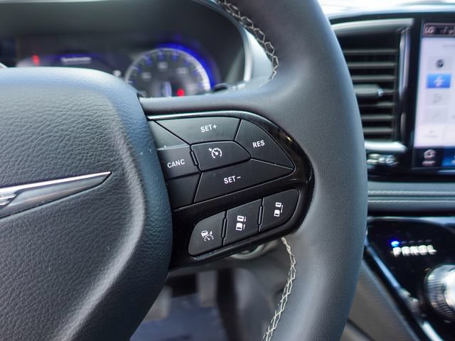 Used 2025 Chrysler Pacifica Limited FWD image 14