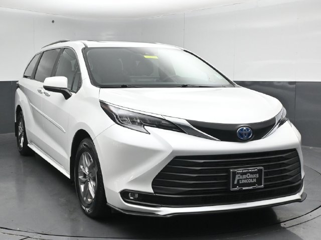Used 2025 Toyota Sienna XLE w/ XLE Plus Package AWD/4WD image 1