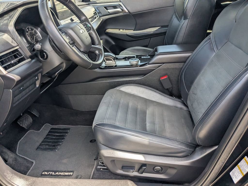Used 2025 Mitsubishi Outlander SE image 8